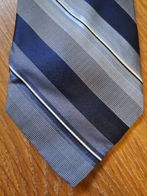 Corbata larga de seda para hombre Calvin Klein a rayas azul plateado Foto 1 de 4