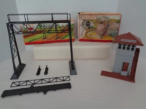 PLASTICVILLE VINTAGE SWITCH TOWER AND SIGNAL BRIDGE W/BOXES. 1402/1403 79. - Picture 1 of 13