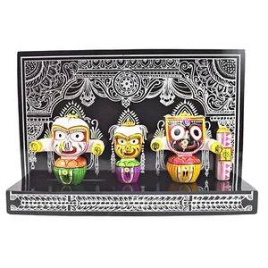FIGURINA Lord in ceramica Jagannath, Subhadra, Balabhadra, Sudarshana in Singhasana - Foto 1 di 4
