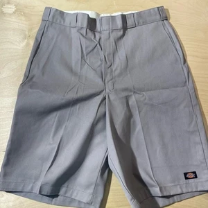 Dickies Loose Fit Shorts size 38 (JH) - Picture 1 of 9