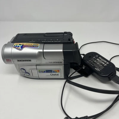 Samsung SCL901 NTSC Hi8 Handheld Camcorder With Charger - Image 1 of 4
