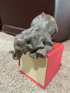 The Herd Marty Sculpture ""Wooly"" Elefante Statuetta #3102 USA 1991 Scaffale Sitter - Foto 1 di 18