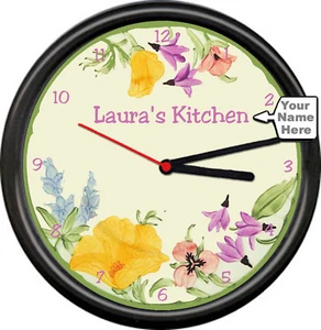 Flor silvestre amarillo púrpura crema nombre personalizado cocina letrero de regalo reloj de pared - Imagen 1 de 1