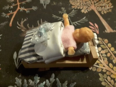 Petite poupée mignature dans son lit  7 cm sur 3cm - Photo 1/4