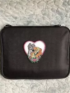 NEU Stickerei Dame & Tramp gerahmt Herz Pin Book Tasche für Disney Pin Sammlungen - Bild 1 von 10
