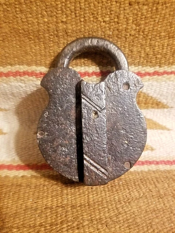 EARLY 1800s CAST IRON PAD LOCK SHIELD FORM FANCY HOLE COVER PADLOCK NO KEY Cover