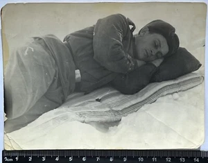 Cariñoso guapo joven atractivo chico durmiendo gay foto antigua #3751 - Imagen 1 de 3