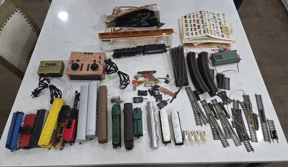 Gran lote de trenes HO, Tyco y otros, trenes, vía, transformador, como está, sin probar Foto 1 de 4