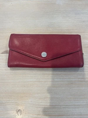 Cartera continental sobre con logotipo de viaje Michael Kors Jet Set en rojo carmesí Foto 1 de 4