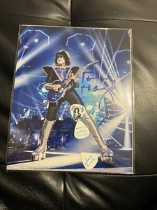 Tommy Thayer Hand Signed End Of The Road Tour 2022 Photo 3 x Guitar Picks Pack - Picture 1 of 8