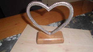 Herz Metall auf Holzsockel 16 cm hoch - Bild 1 von 3