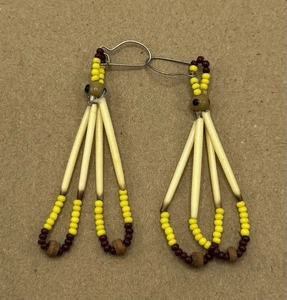 Vintage 2,5" Tribal Ohrringe - Stachelschwein Federkiel - Samen & Holzperlen - gelbbraun - Bild 1 von 1