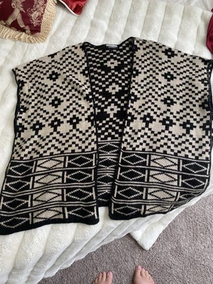 Suéter cárdigan delantero abierto negro y beige. Lados de hendidura, cálidos y elegantes.  L/XL. Foto 1 de 4