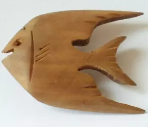 VINTAGE handgeschnitzte HOLZ ENGEL FISCH ANSTECKNADEL figürliche HANDARBEIT Brosche MCM 1,5" - Bild 1 von 4