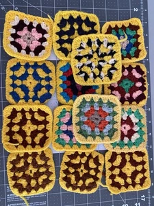 Gehäkelte Granny Squares 14er Set zum Basteln Upcycling Kleidung Afghanen - Bild 1 von 5
