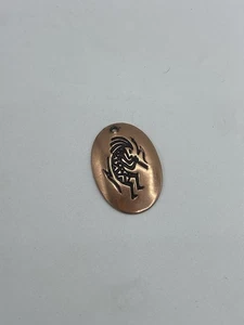 Kokopelli Indianer Flötenspieler Tänzerin graviert Vintage Charm Anhänger - Bild 1 von 4