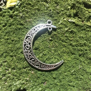 Colgante de metal artesanal de filigrana de filigrana 3 dijes de luna creciente en tono plateado de 1,5" pulgadas - Imagen 1 de 2