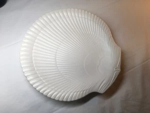 Wedgwood Of Etruria Moonstone Matte 11" Dinner Plate Shell Shape 10.75" Wide VTG - Picture 1 of 16