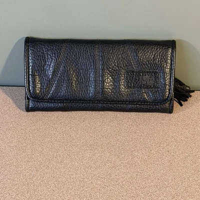 Cartera de mujer Billabong imitación cuero negra con borla en cremallera triple bolso sin asas Foto 1 de 4