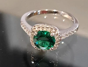 US SELLER Beautiful Emerald Simulated Green Solitaire w/ Accents RING Size 9 - Picture 1 of 2