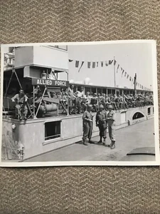 Foto de prensa original de 1945 de la Segunda Guerra Mundial Segunda Guerra Mundial soldados estadounidenses a gusto en barco en Alemania - Imagen 1 de 4