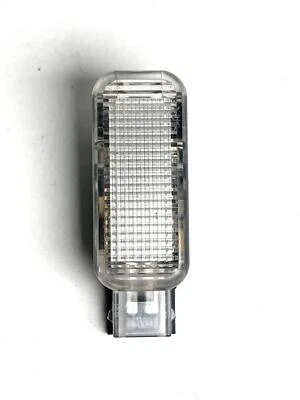 Luz de cortesía puerta trasera derecha Volkswagen Passat Wagon 2001-2005 4 puertas 3B0947415B Foto 1 de 4