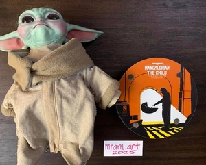FIGURA DE TAMAÑO NATURAL DEL NIÑO (GROGU) DEL MANDALORIANO POR ESPECTÁCULO LATERAL / *SUELTA* - Imagen 1 de 12