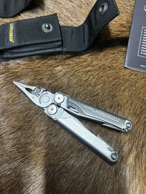 Leatherman® Wave®+ Multi-Tool Silber mit Ultimativen Zubehör Set, Holster, Bit - Bild 1 von 4