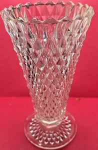 Jarrón vintage de vidrio con patas de diamante de 8 pulgadas de alto - Imagen 1 de 3