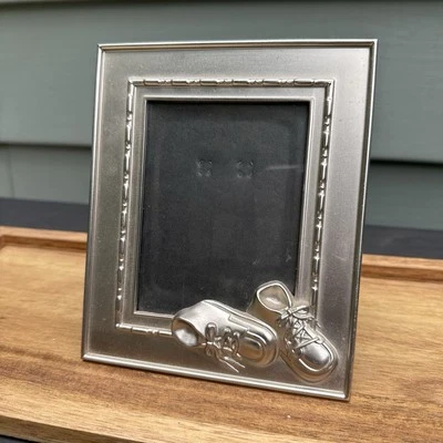 Botín de bebé zapato marco de pie guardería abuela peltre (?) Silvertone 5x 5,5 pulgadas Foto 1 de 4