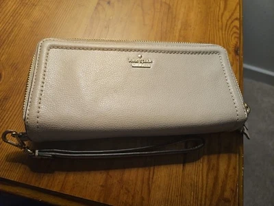 Cartera pulsera de cuero Kate Spade, cierre de cremallera Foto 1 de 4