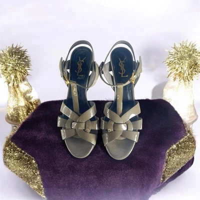 Sandálias plataforma tributo YSL Saint Laurent 39,5 cinza couro envernizado saltos - Imagem 1 de 4