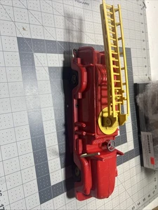 Vintage Marx 1950er Kunststoff Aufziehantrieb Action Feuerwehrauto mit funktionierender Sirene. - Bild 1 von 8