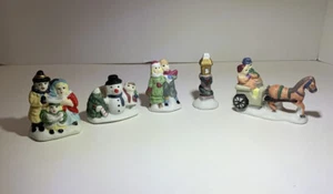 5 - Vintage Christmas Village Figures Ceramic Miniature Snowman, People, Etc - Bild 1 von 6