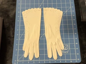#50 LADIES VINTAGE GLOVES WHITE EMBROIDERED FLOWERS  - Picture 1 of 7