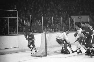 Detroit Red Wings Ted Lindsay In Action 1955 Old Ice Hockey Photo 1