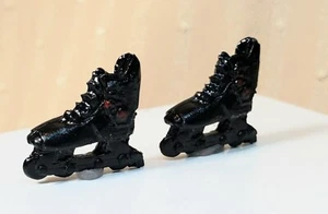 PAINTED METAL INLINE SKATES FOR MINIATURE DOLLHOUSE OR ROOMBOX  - Picture 1 of 4