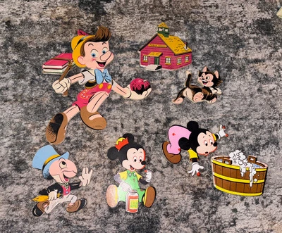 Juego de 7 pin-ups colgantes 1951 Pinocho Jiminy Cricket, Figaro, Mickey Foto 1 de 4