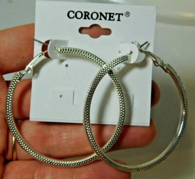 NWT Coronet Mode Ohrringe Texturiert Stecker Durchbohrt Hoop Rund Silberton B19 - Bild 1 von 2