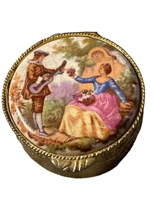 Caja de anillo de píldora de baratija vintage pareja de cortejo redondo latón porcelana marcado Italia - Imagen 1 de 13