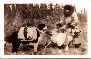 EQUIMAL DE ALASKA Y SU EQUIPO DE PERROS DE TRINEO: ETNOGRAFÍA: RPPC (1930-1950) - Imagen 1 de 2