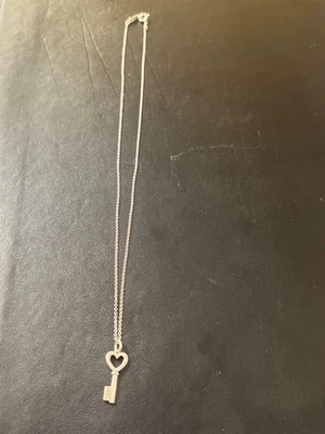 Collar colgante llave corazón plata esterlina Tiffany & Co. Foto 1 de 4