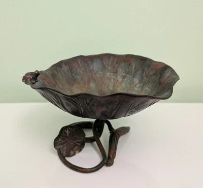 Antiguo cuenco Ikebana japonés de latón: forma de hoja de loto con pequeña rana, Ø6" Foto 1 de 4