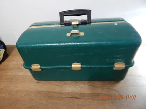 VINTAGE UMCO 1000U GREEN FISHING TACKLE BOX - Picture 1 of 11