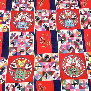 Edredón textil reversible de arte popular hecho a mano Bai Jia Bei rojo chino 54x58 - Imagen 1 de 17