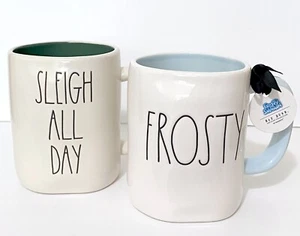 NEU MENGE 2 Rae Dunn Frosty der Schneemann Weihnachtstassen Kunsthandwerk 309 Schlitten den ganzen Tag - Bild 1 von 8