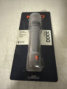 NEBO Newton 1000 Lúmenes | Linterna LED Negra Impermeable | Alimentada por Batería AA - Imagen 1 de 2