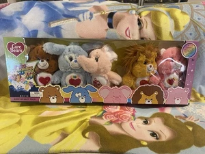 LAST ONE! NIB AUSTRALIAN 40TH MOVIE 5 PACK CARE BEARS DOG ELEPHANT LION COUSIN - Foto 1 di 5