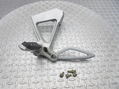 2009 08 09 Can Am Spyder GS OEM Soporte de clavija de pie de pasajero trasero izquierdo Foto 1 de 4