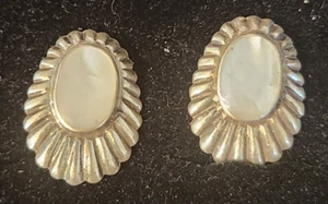 Navajo leichte Sterlingsilber Abalone Concho gestempelte Pfosten Ohrringe Größe 3/4 - Bild 1 von 1